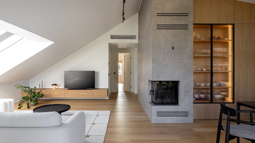 Interjööris valitseb otstarbekas minimalism, kus materjalid on väärikad ja tonaalsus rafineeritud.